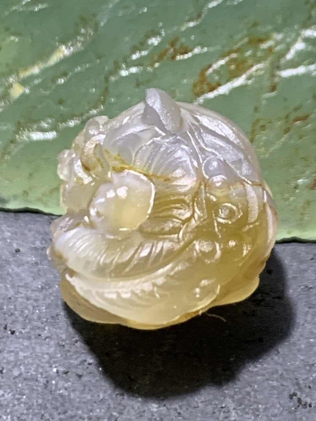 精美亚光巴西玛瑙手工雕刻醒狮珠子（吊坠）一个