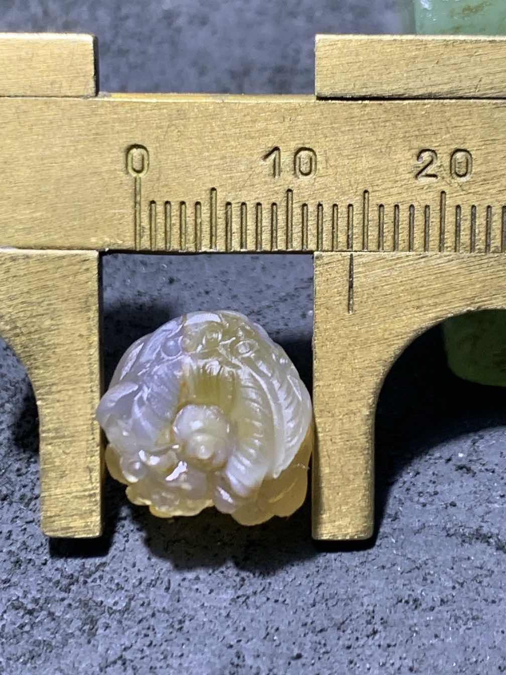 精美亚光巴西玛瑙手工雕刻醒狮珠子（吊坠）一个