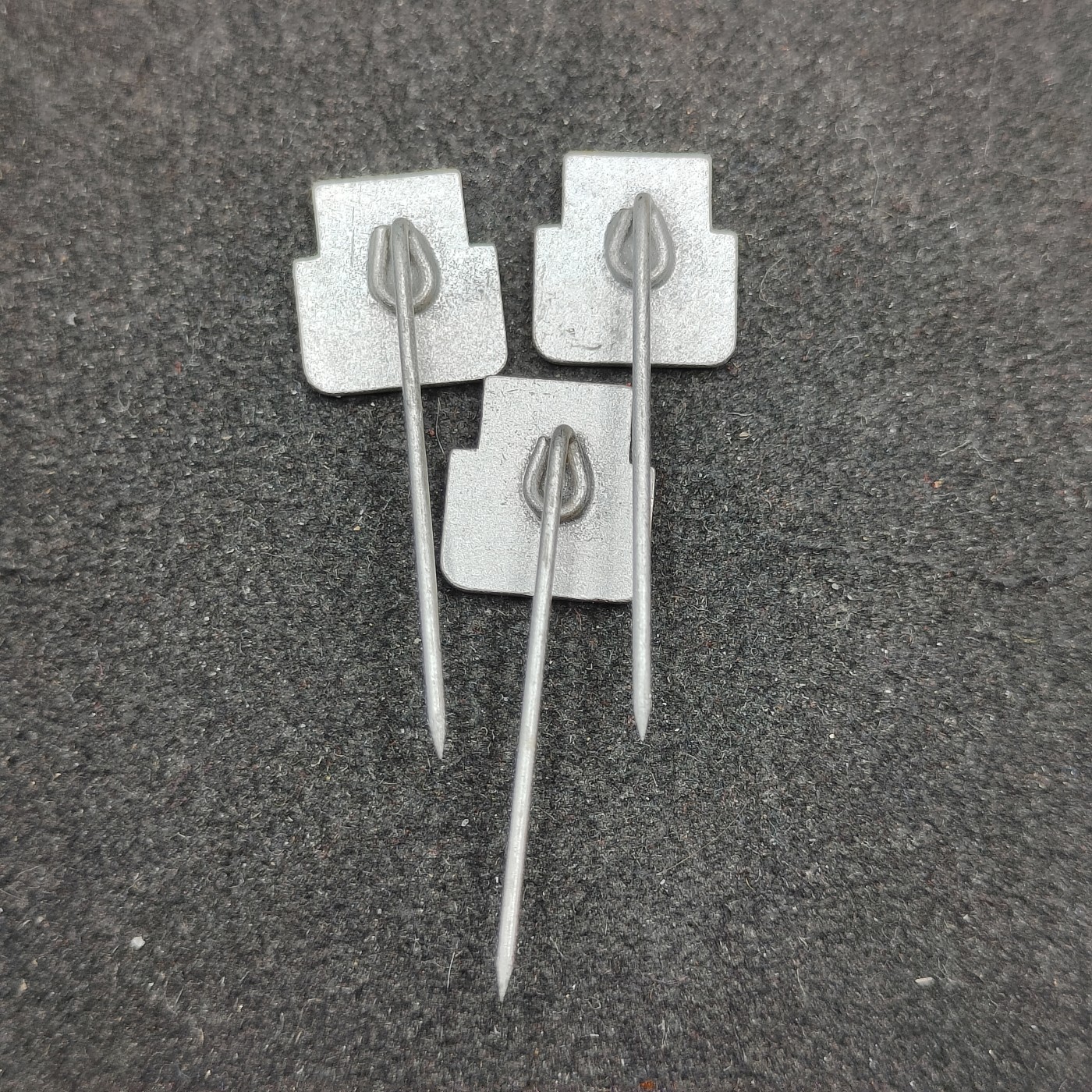 全场0元起拍 第126期 咸鱼国勋章拍卖专场 1月17日（周三）下午6：00开始 东德珐琅徽章一组