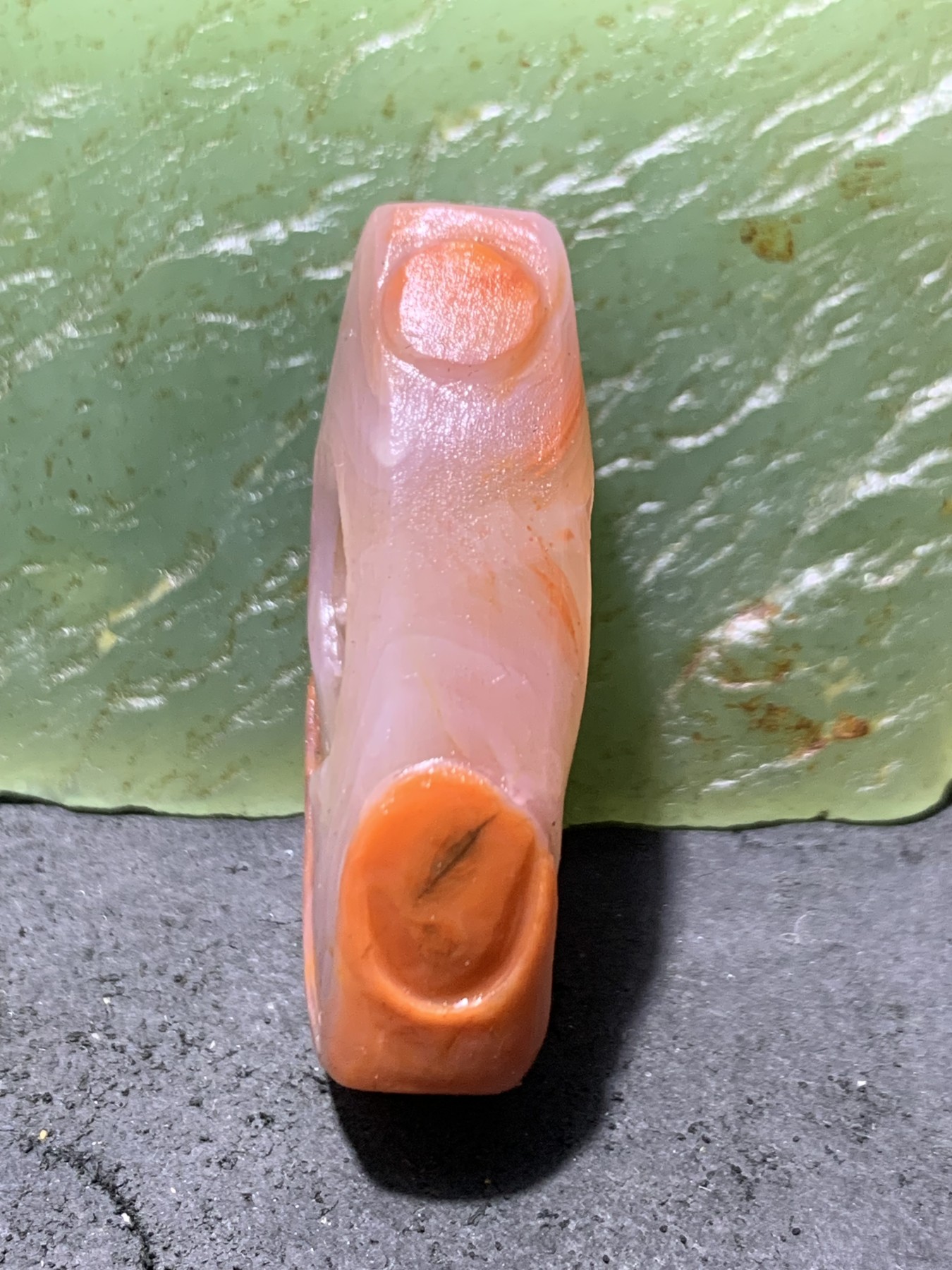 精美亚光高玉化川料南红玛瑙手工雕刻回纹勒子（背云）一个，