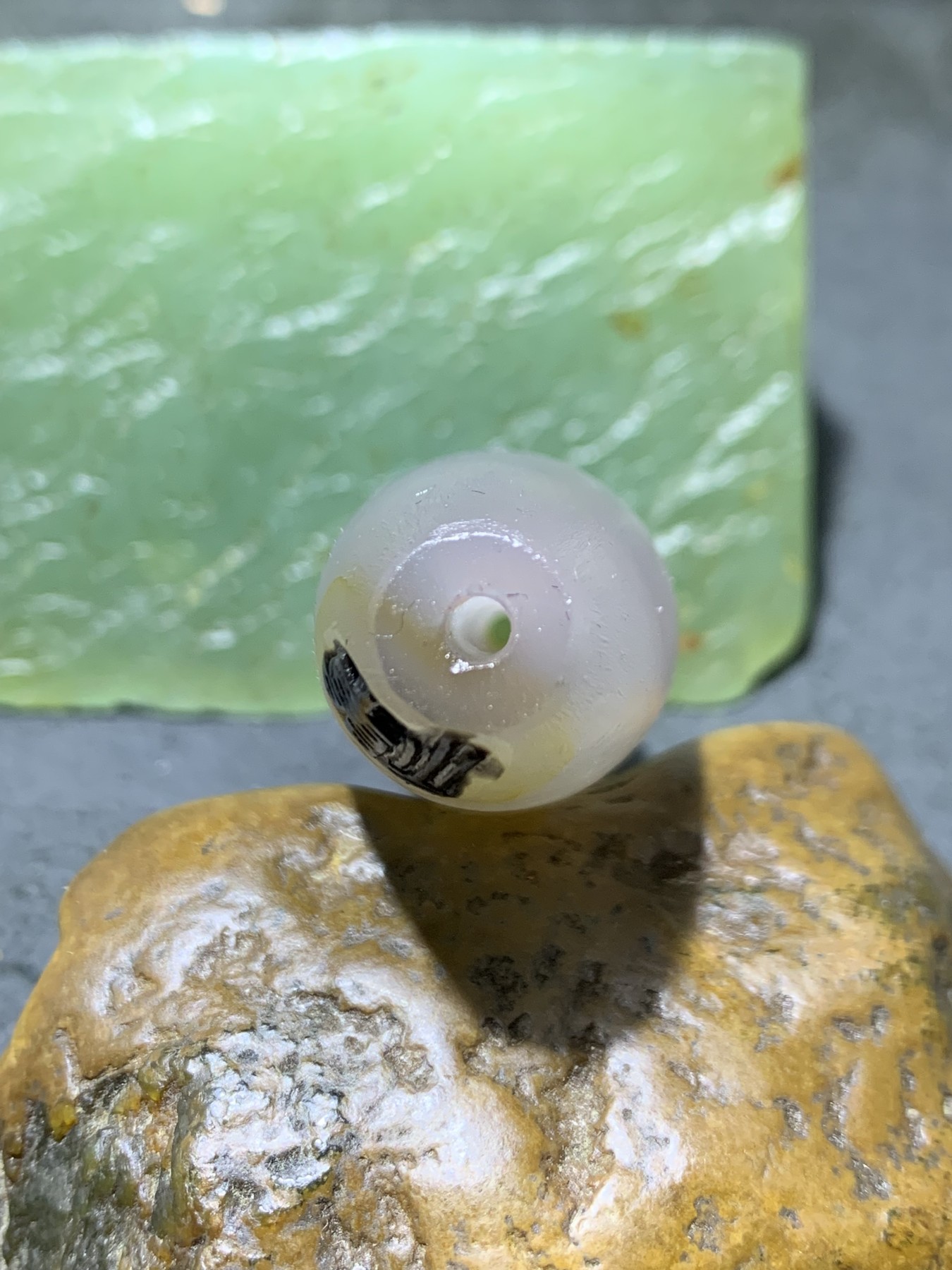 精美亚光高玉化巴西玛瑙手工俏色巧雕一心向佛，禅字桶珠一个！