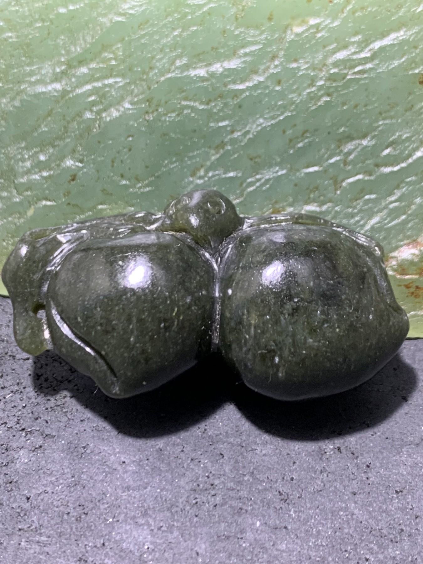 天然新疆和田青玉雕刻蝙蝠寿桃吊坠一个，寓意（福寿双全）