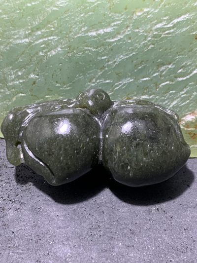 天然新疆和田青玉雕刻蝙蝠寿桃吊坠一个，寓意（福寿双全） - 天然新疆和田青玉雕刻蝙蝠寿桃吊坠一个，寓意（福寿双全）