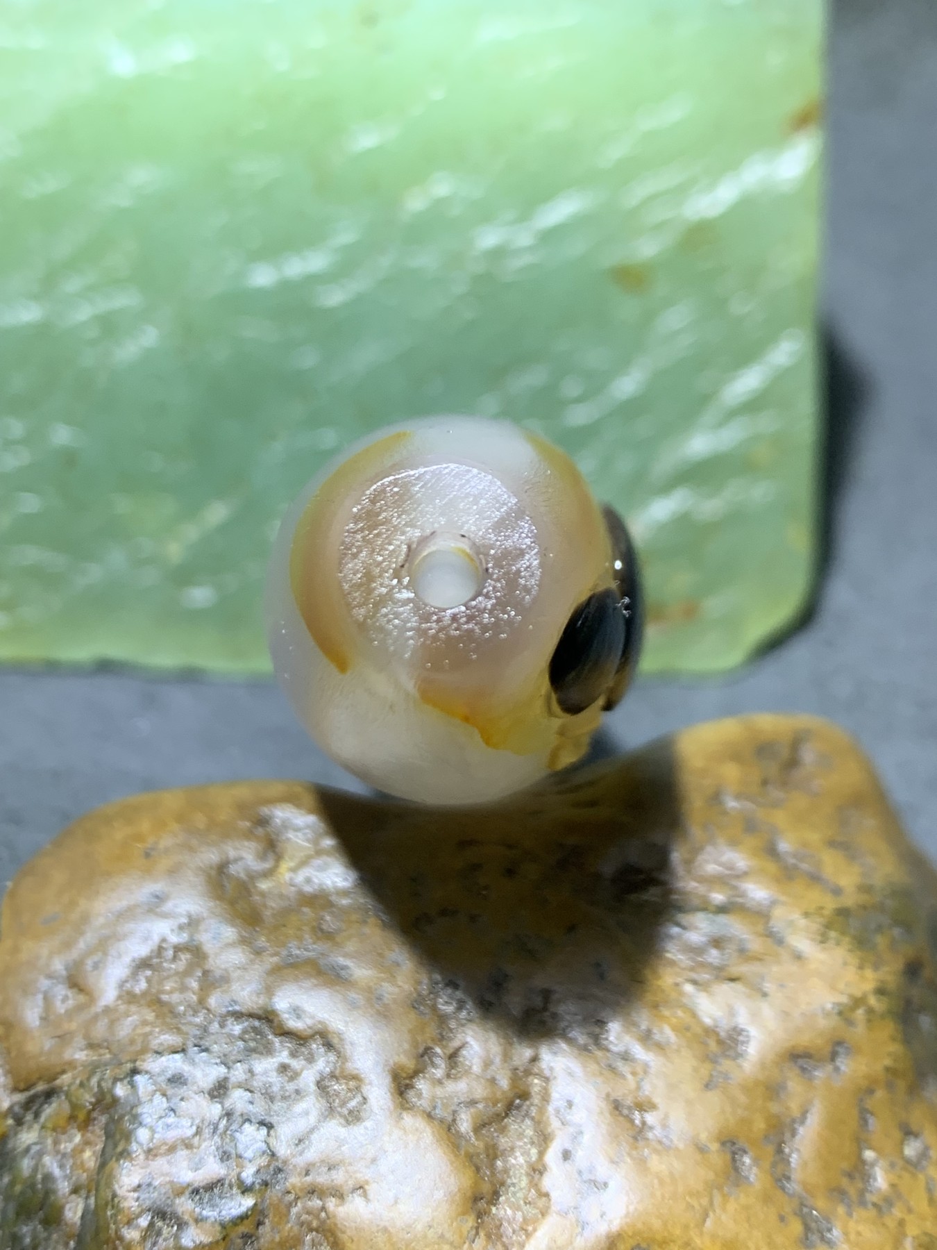 精美亚光高玉化巴西玛瑙手工俏色巧雕一心向佛，禅字桶珠一个！