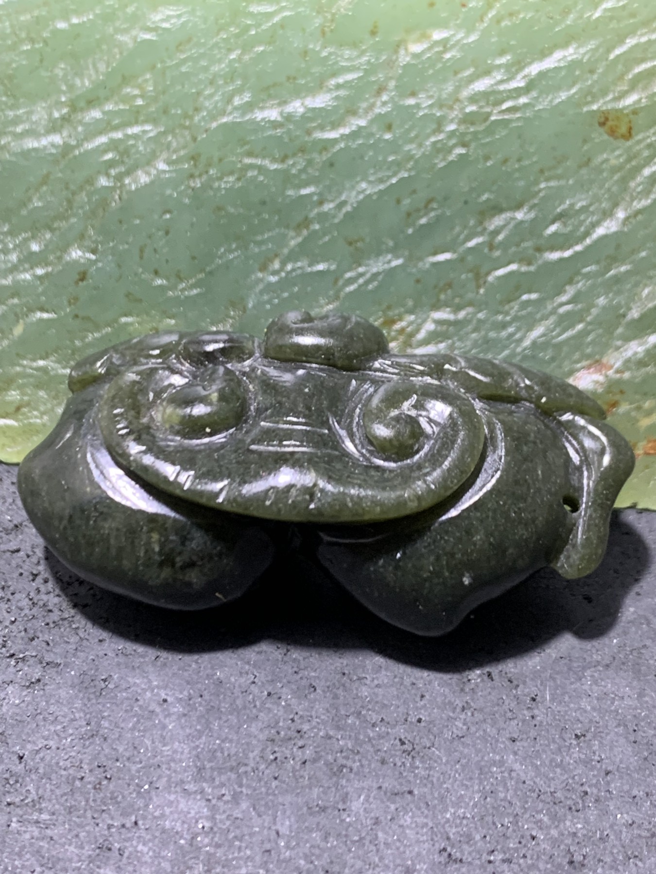 天然新疆和田青玉雕刻蝙蝠寿桃吊坠一个，寓意（福寿双全）
