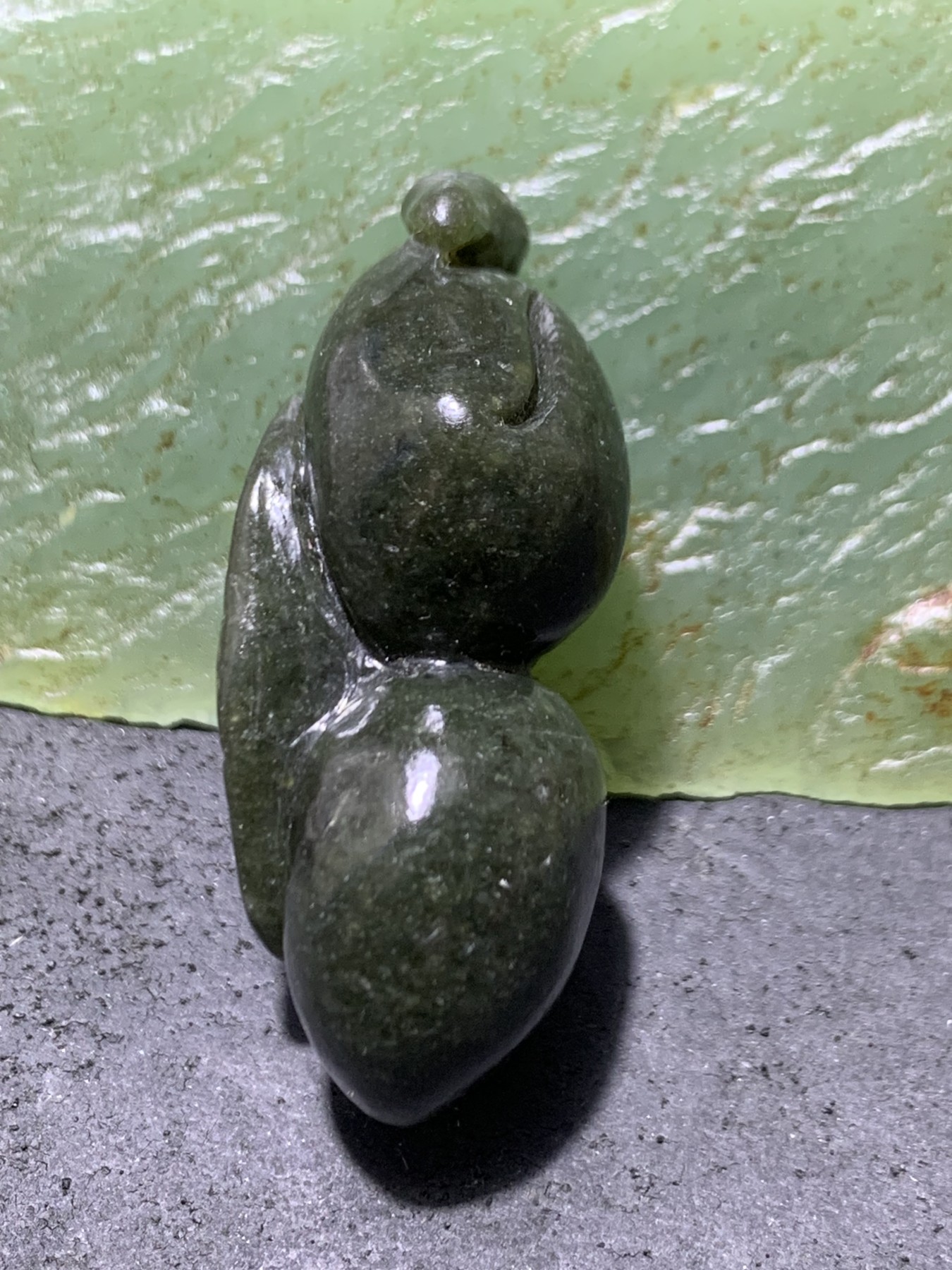 天然新疆和田青玉雕刻蝙蝠寿桃吊坠一个，寓意（福寿双全）