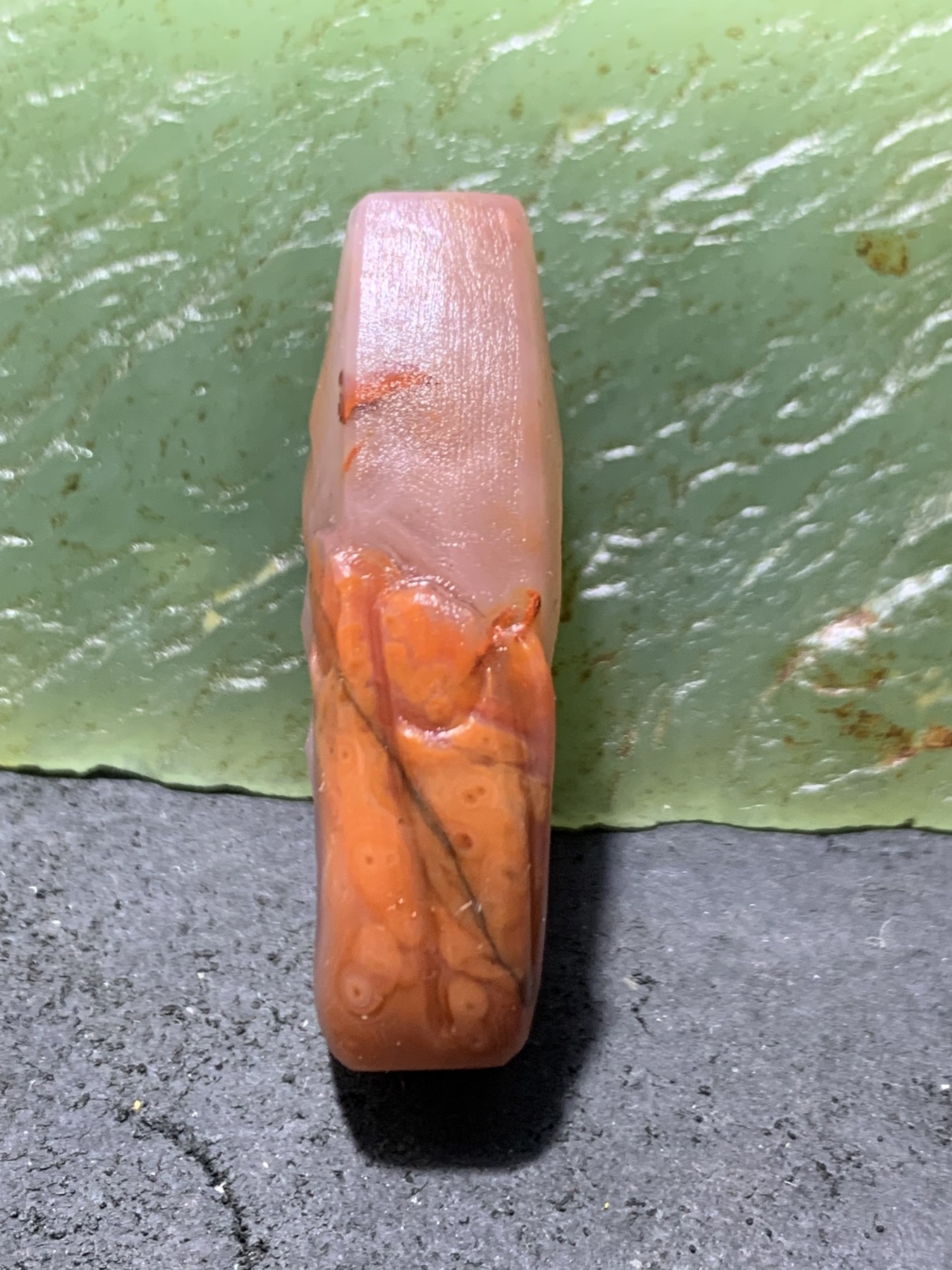 精美亚光高玉化川料南红玛瑙手工雕刻回纹勒子（背云）一个，