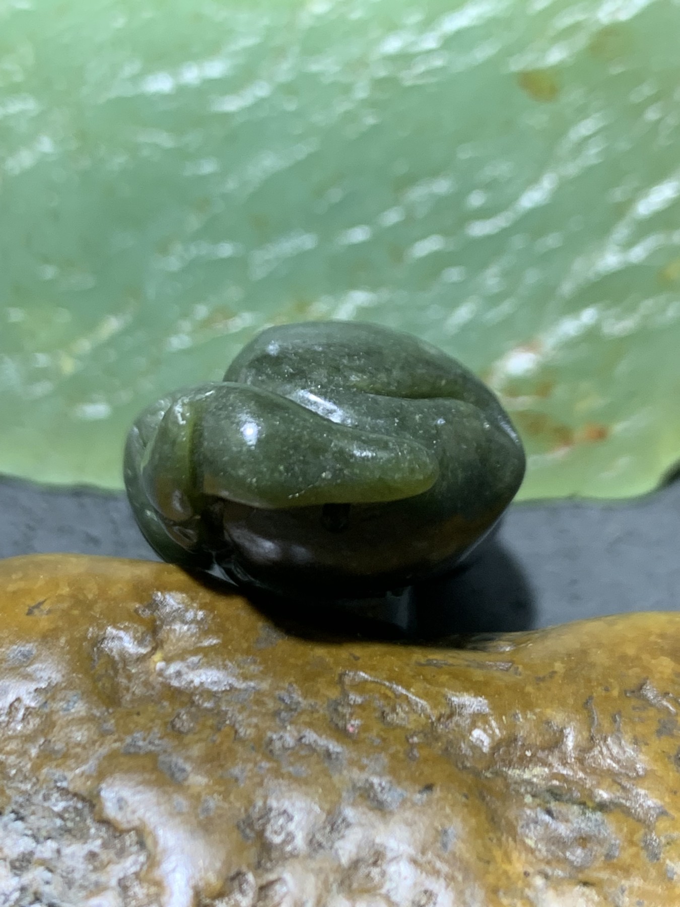 天然新疆和田青玉雕刻蝙蝠寿桃吊坠一个，寓意（福寿双全）