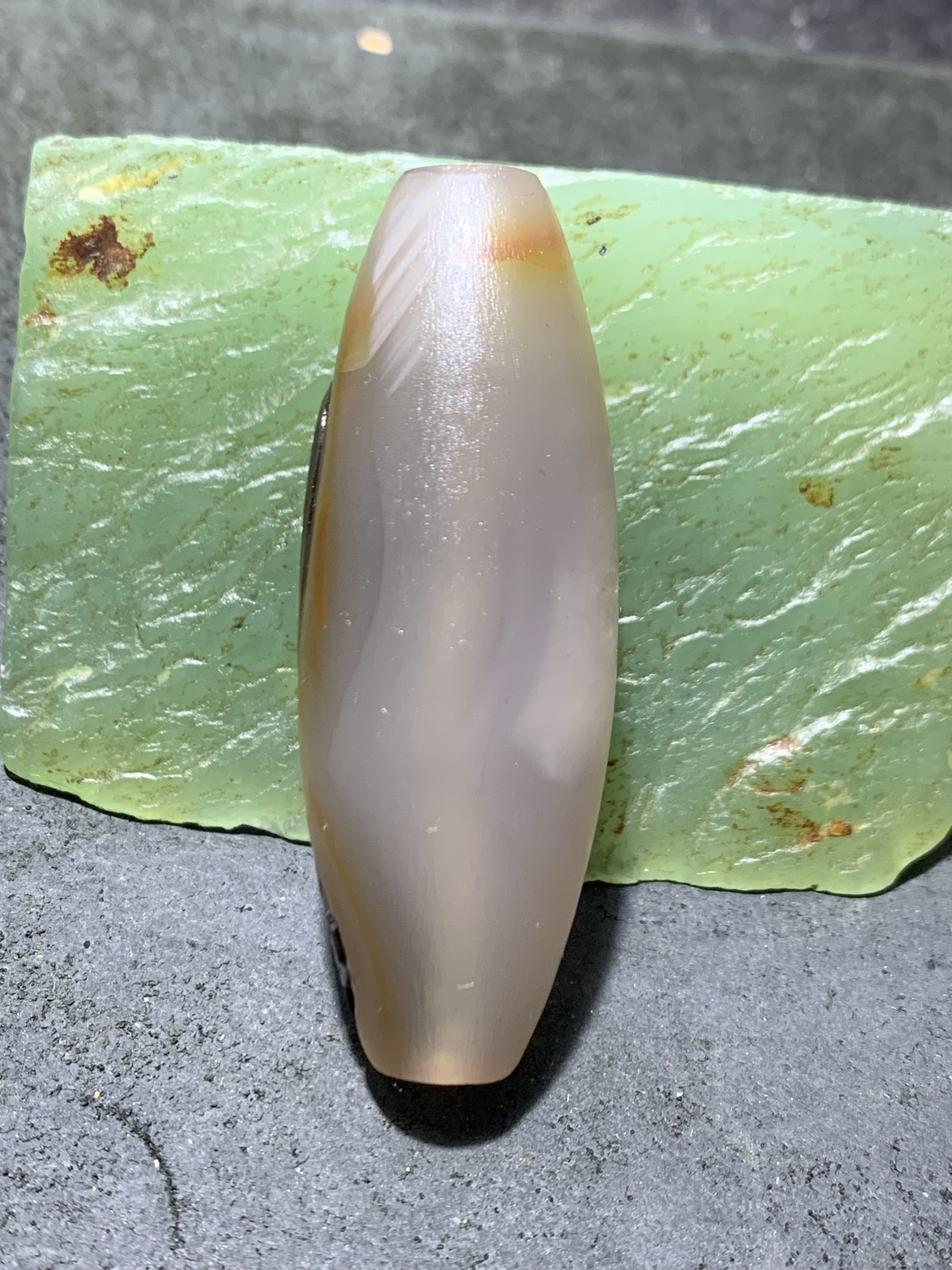 精美亚光高玉化巴西玛瑙手工俏色巧雕一心向佛，禅字桶珠一个！