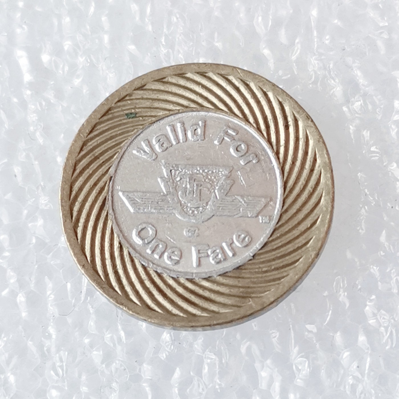 海外回流1元起拍小铺 各国钱币散币场 第6期 美洲市章 美国地铁月票月卡双色镶嵌代用币