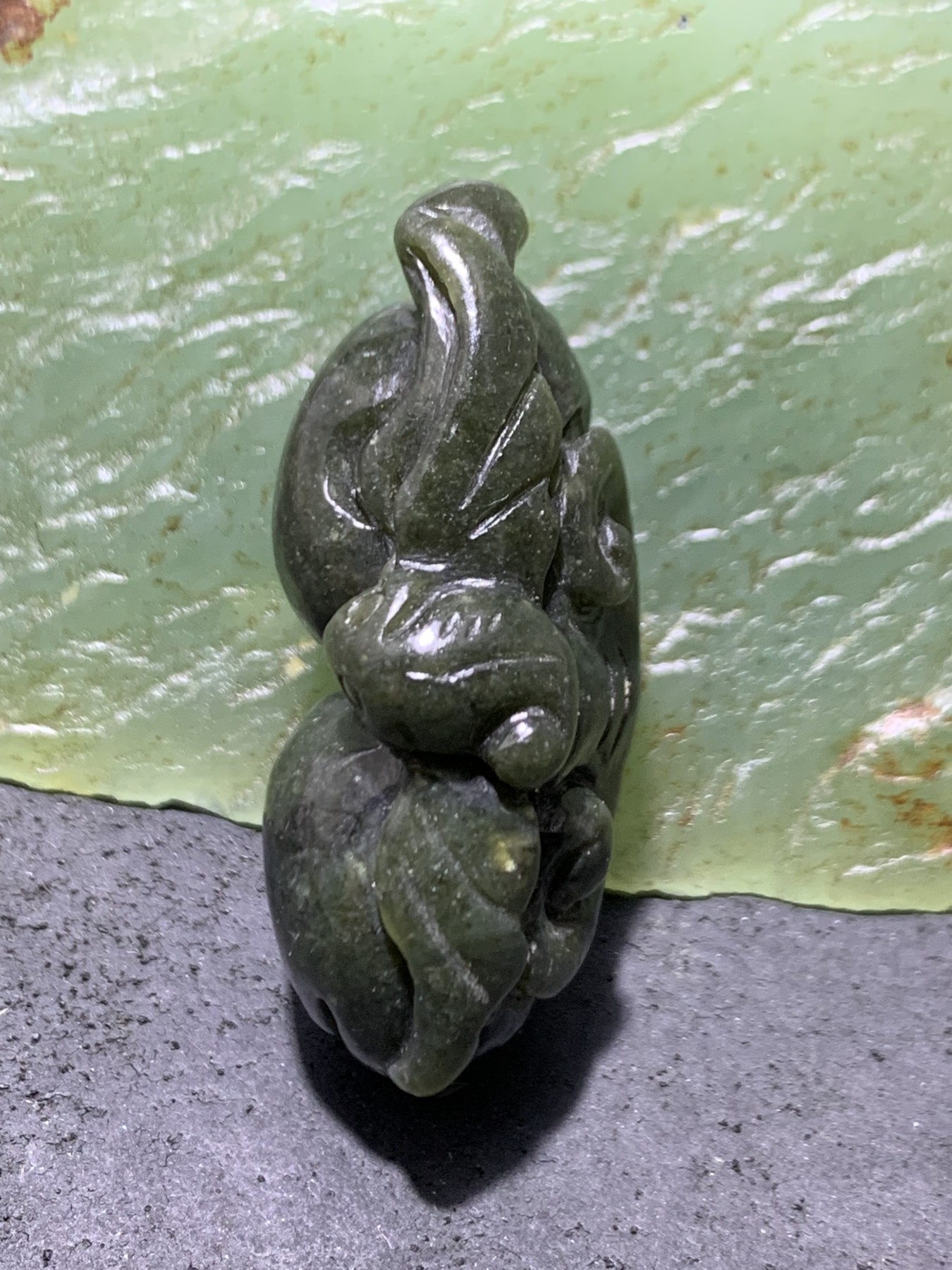 天然新疆和田青玉雕刻蝙蝠寿桃吊坠一个，寓意（福寿双全）