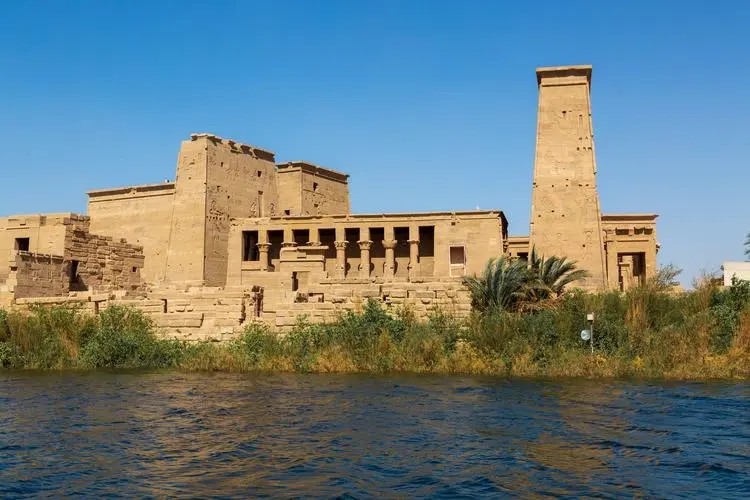 【Blue Auction】✨世界纸币精拍第421期【精】  【无背标无涂鸦少见】埃及 1942-45年100镑 最高值 超大票幅 BWC出品 雕刻精美 多色套印 纸币正面为民众手牵骆驼经过开罗著名的穆罕默德·阿里清真寺 右侧为宣礼塔 背面系埃及阿斯旺菲莱神庙及尼罗河上埃及特色三角船 意境十足 该品种实钞没有全新存世 该品相已经很难得 值得收藏 