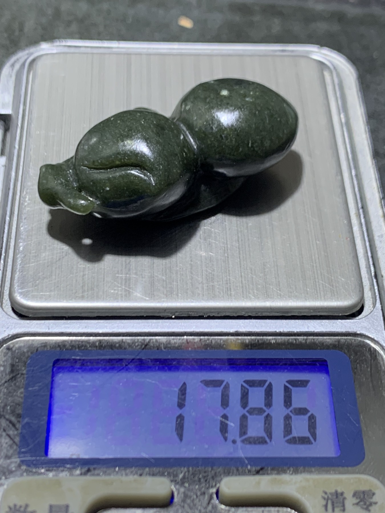 天然新疆和田青玉雕刻蝙蝠寿桃吊坠一个，寓意（福寿双全）