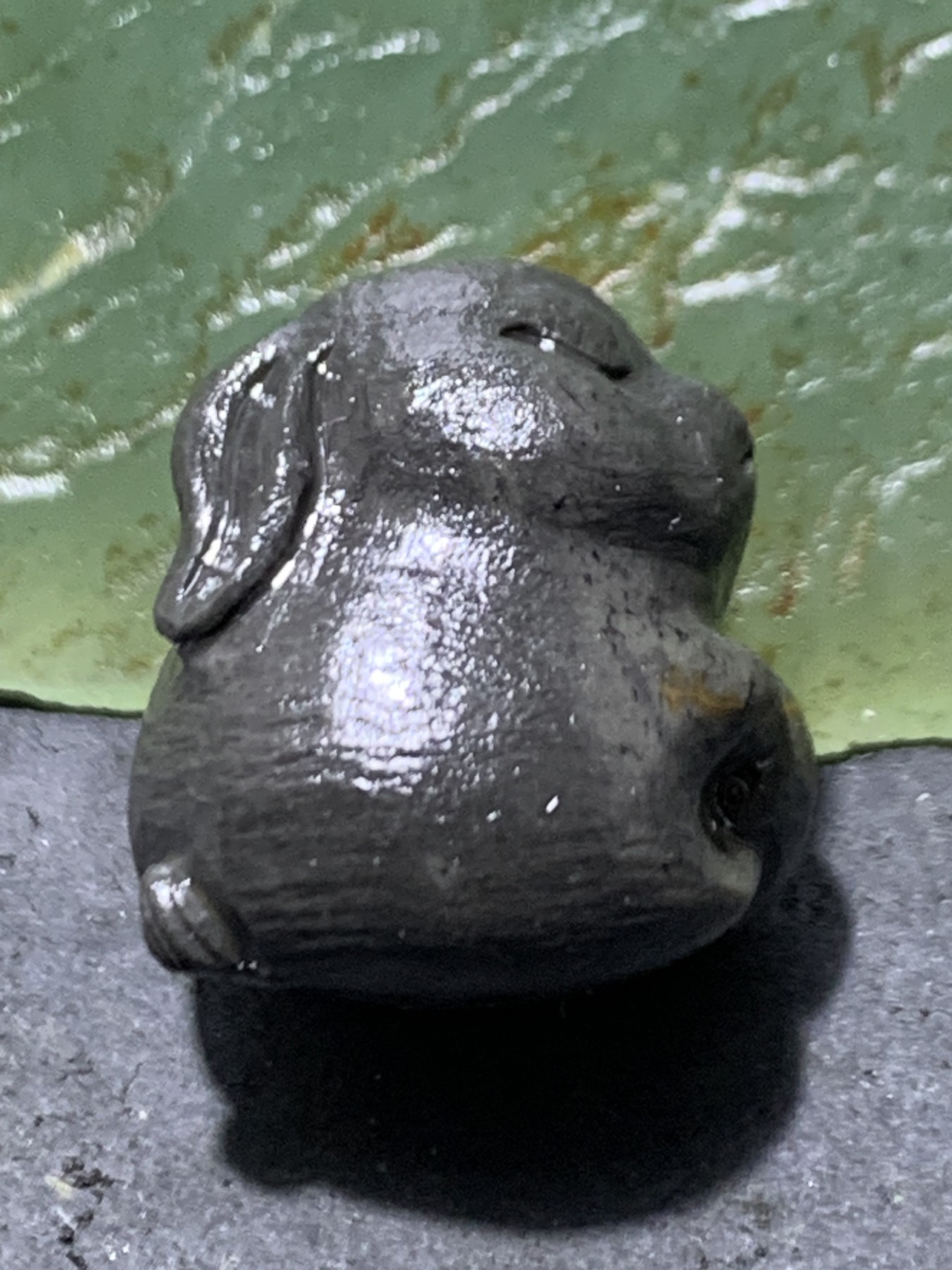 精美亚光戈壁彩玉雕刻爱心兔珠子一个！