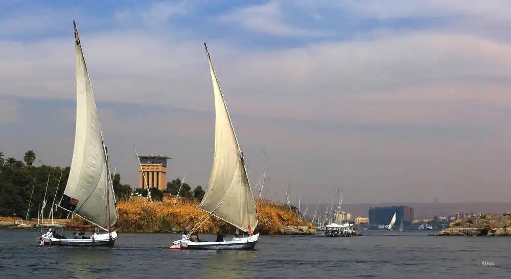 【Blue Auction】✨世界纸币精拍第421期【精】  【无背标无涂鸦少见】埃及 1942-45年100镑 最高值 超大票幅 BWC出品 雕刻精美 多色套印 纸币正面为民众手牵骆驼经过开罗著名的穆罕默德·阿里清真寺 右侧为宣礼塔 背面系埃及阿斯旺菲莱神庙及尼罗河上埃及特色三角船 意境十足 该品种实钞没有全新存世 该品相已经很难得 值得收藏 