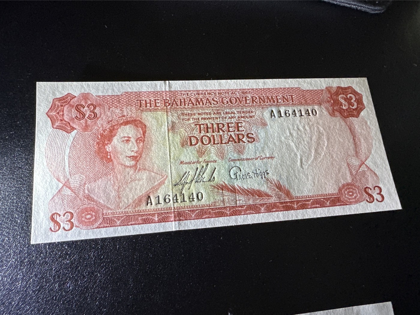 《外钞收藏家》第三百三十二期 加勒比四国专场（伯利兹/巴哈马/巴巴多斯/开曼） 巴哈马1965年3元，双签（P19） 全新UNC