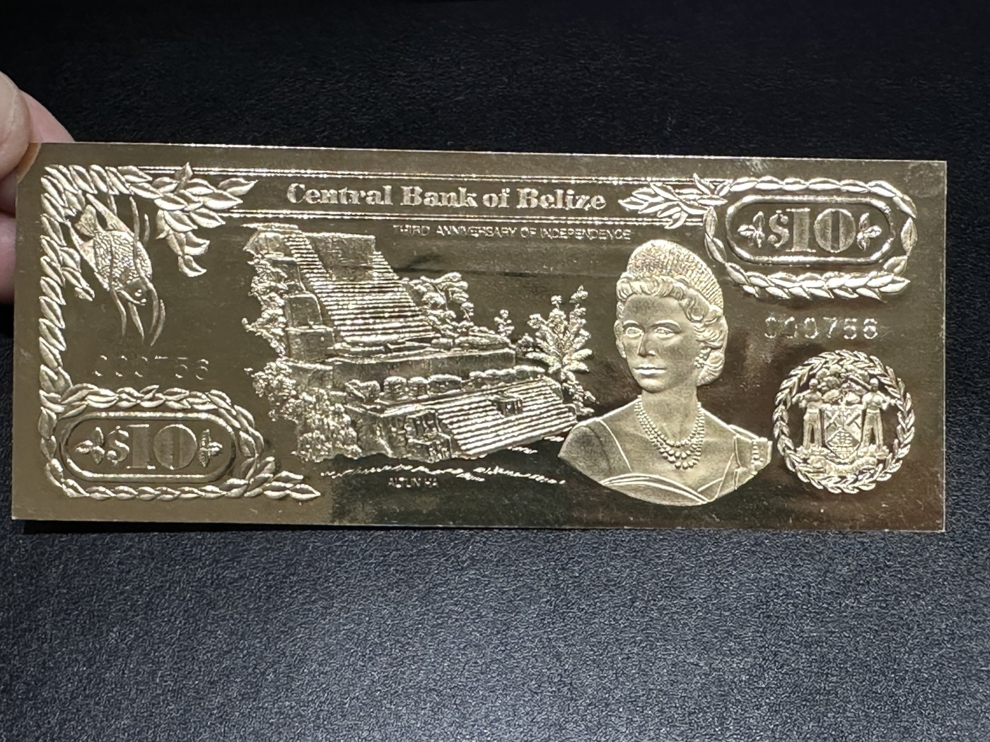 《外钞收藏家》第三百三十二期 加勒比四国专场（伯利兹/巴哈马/巴巴多斯/开曼） 伯利兹1984年发行10元金箔收藏系列钞，756号券 全新UNC