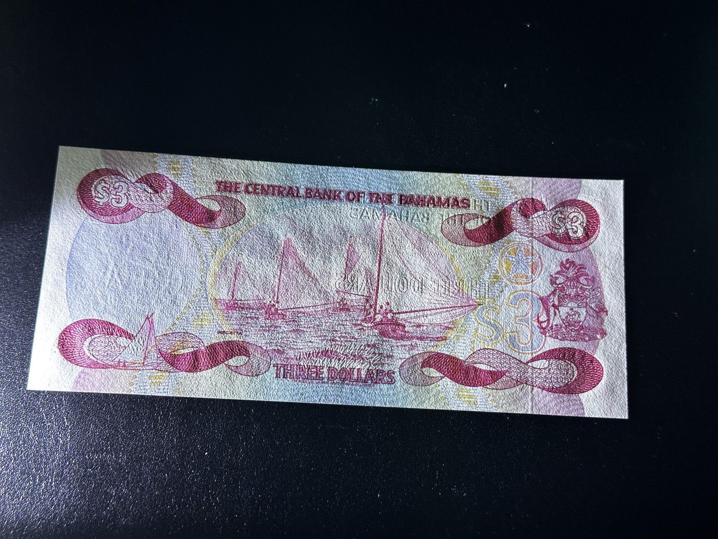 《外钞收藏家》第三百三十二期 加勒比四国专场（伯利兹/巴哈马/巴巴多斯/开曼） 巴哈马1984年3元（P44） 全新UNC