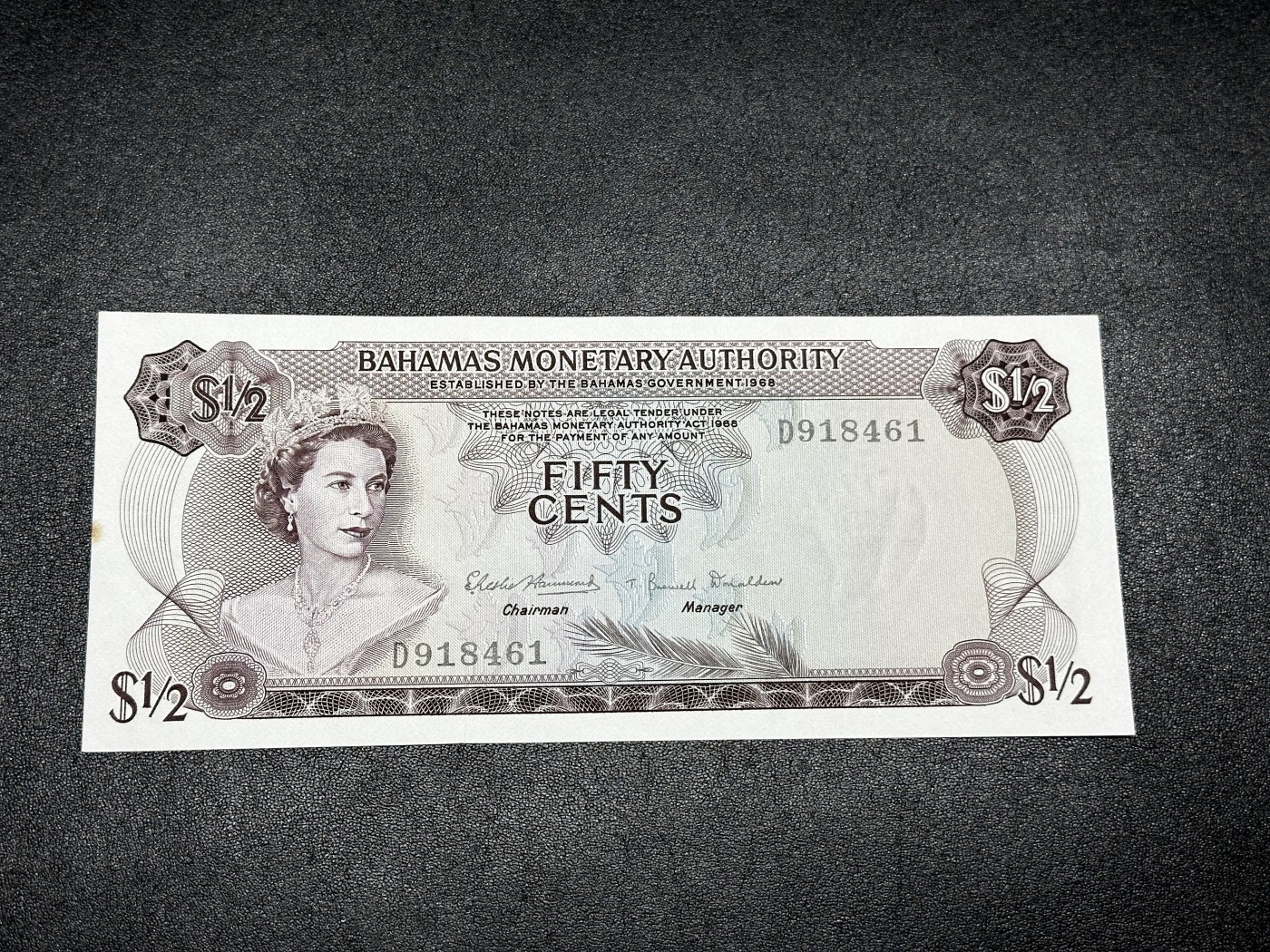 《外钞收藏家》第三百三十二期 加勒比四国专场（伯利兹/巴哈马/巴巴多斯/开曼） 巴哈马1968年1/2元（P26) UNC- 有一个黄斑