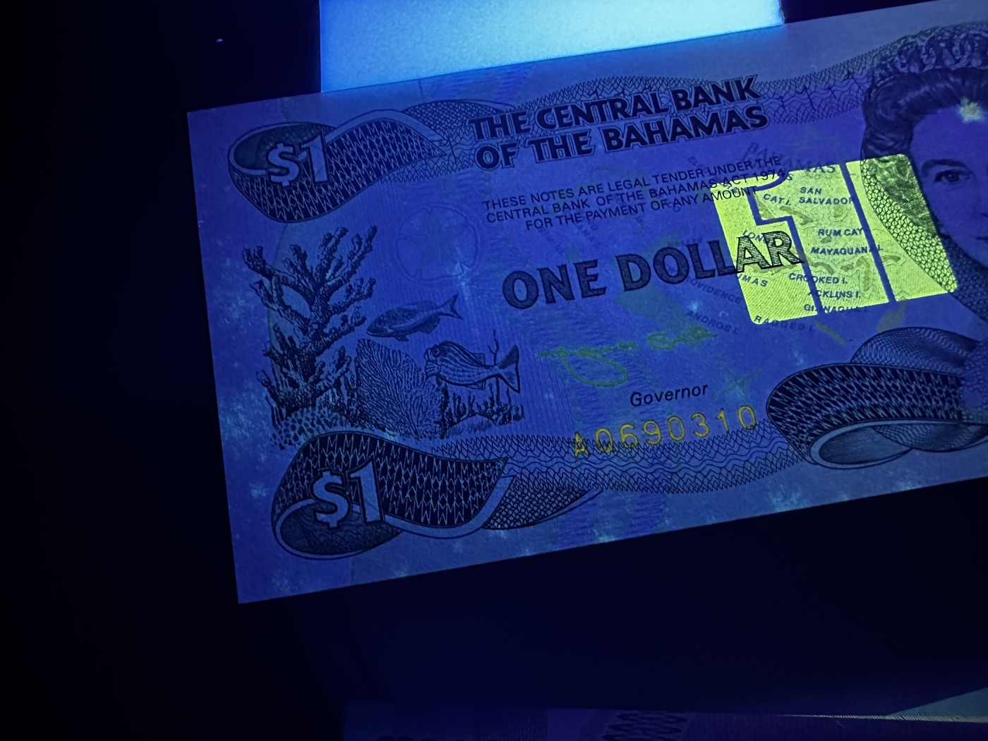 《外钞收藏家》第三百三十二期 加勒比四国专场（伯利兹/巴哈马/巴巴多斯/开曼） 巴哈马1992年1元（P51）有潮版和黄斑