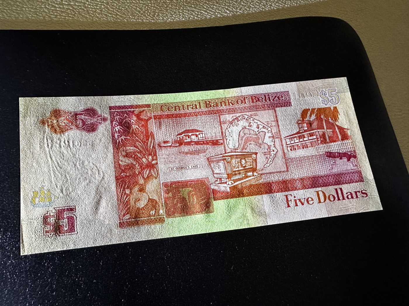 《外钞收藏家》第三百三十二期 加勒比四国专场（伯利兹/巴哈马/巴巴多斯/开曼） 伯利兹1996年5元（P58） 全新UNC