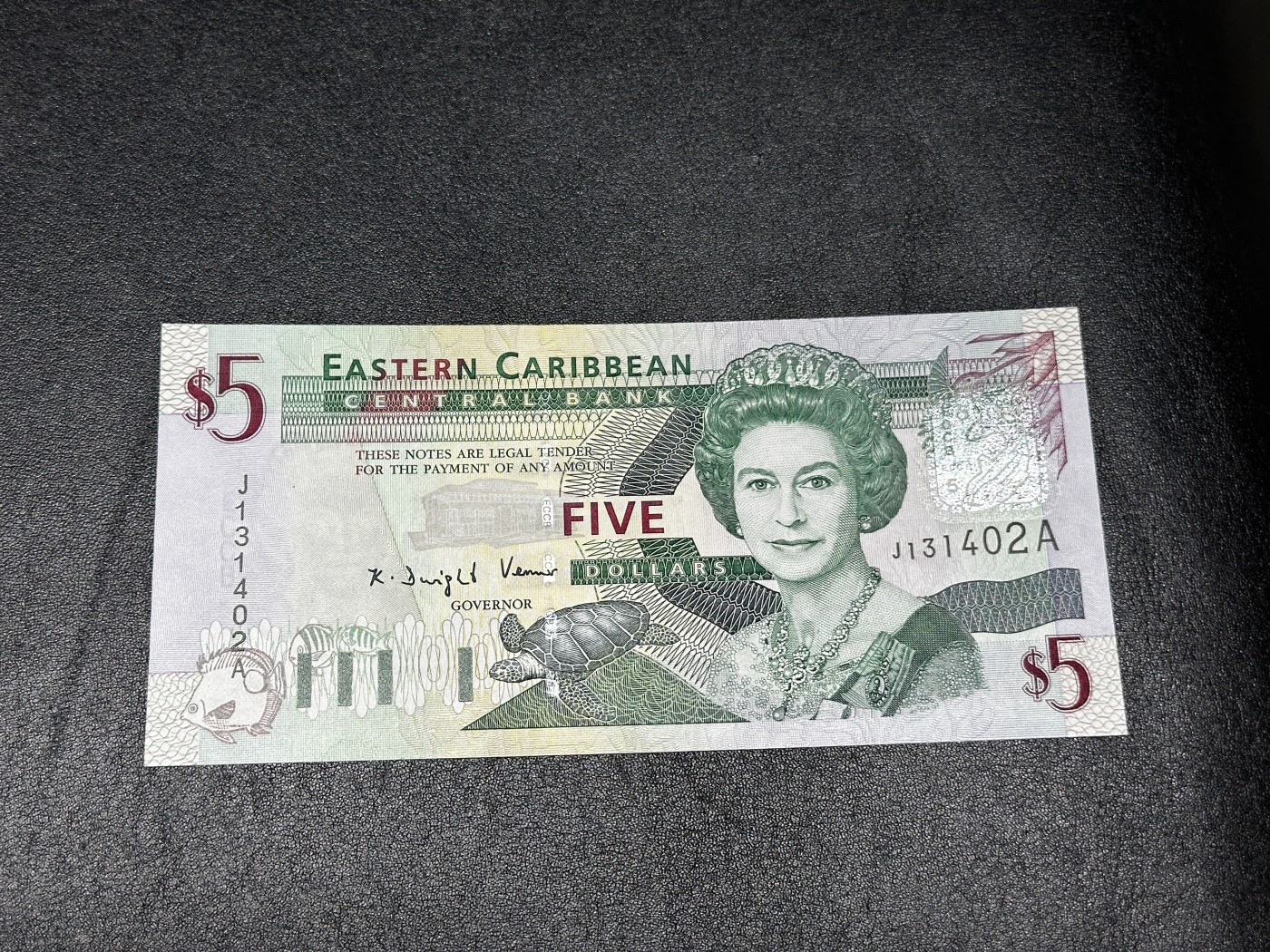 《外钞收藏家》第三百三十二期 加勒比四国专场（伯利兹/巴哈马/巴巴多斯/开曼） 东加勒比2003年银标5元，后缀A（安提瓜） 全新UNC