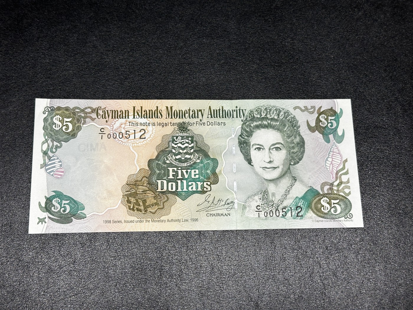 《外钞收藏家》第三百三十二期 加勒比四国专场（伯利兹/巴哈马/巴巴多斯/开曼） 开曼群岛1998年5元（P22）UNC- 有一个角折了