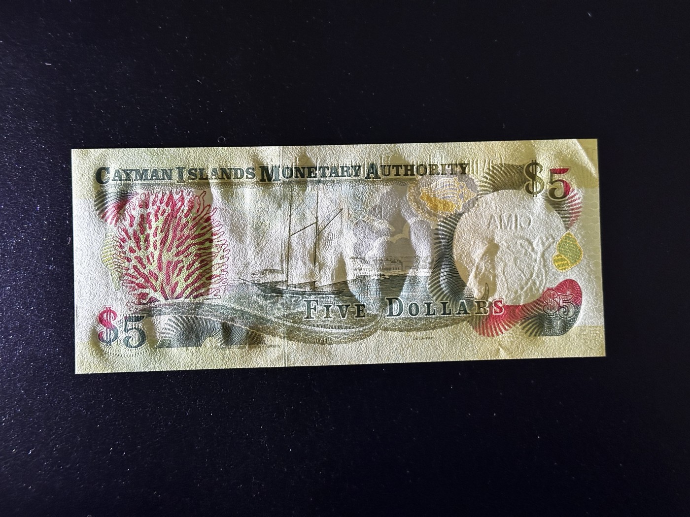 《外钞收藏家》第三百三十二期 加勒比四国专场（伯利兹/巴哈马/巴巴多斯/开曼） 开曼群岛1998年5元（P22）UNC- 有一个角折了