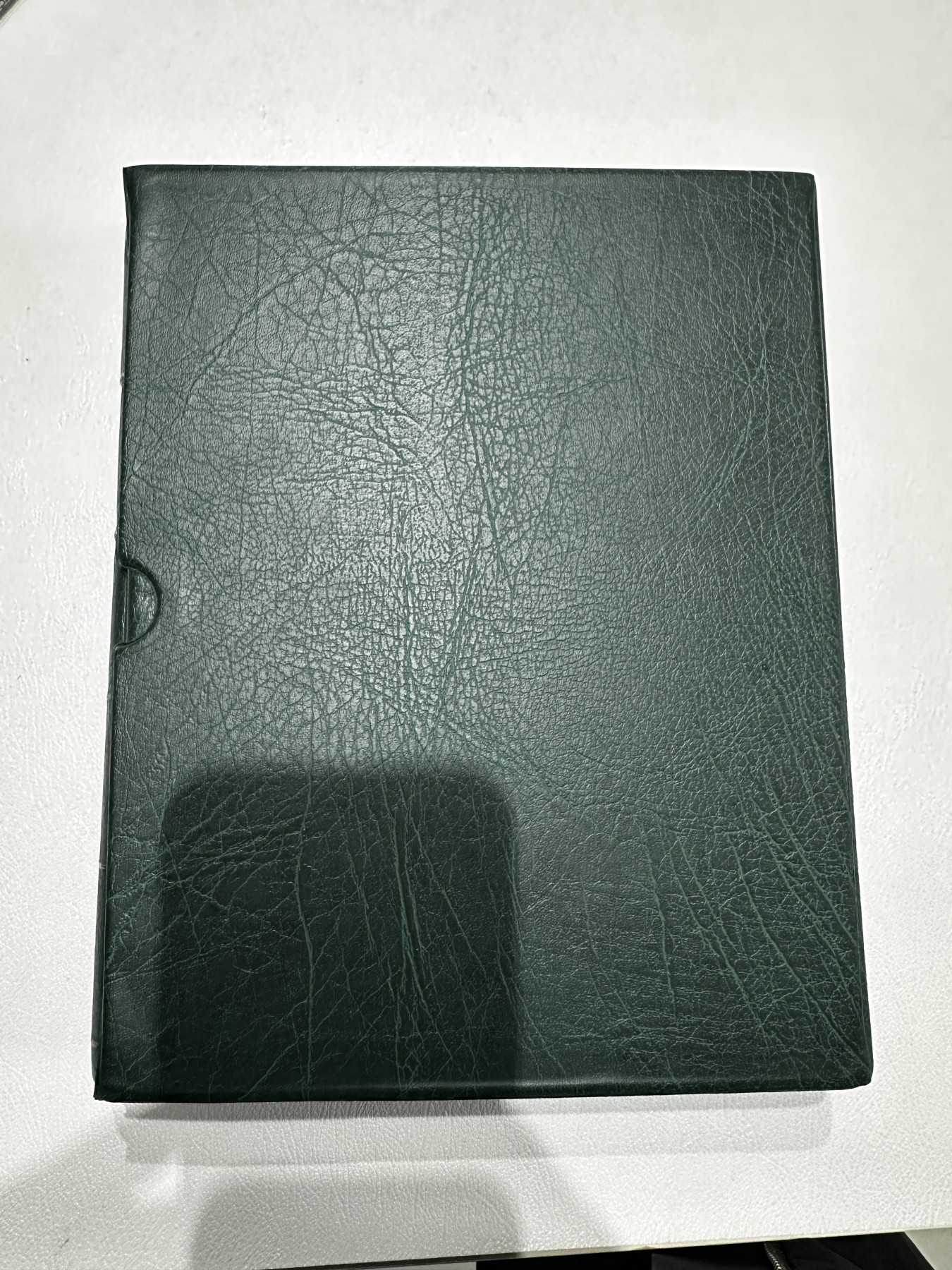 《外钞收藏家》第三百三十二期 加勒比四国专场（伯利兹/巴哈马/巴巴多斯/开曼） 德国绿色灯塔收藏册1本，带2格+3格+黑色分隔页（1页+26页+28页），二手