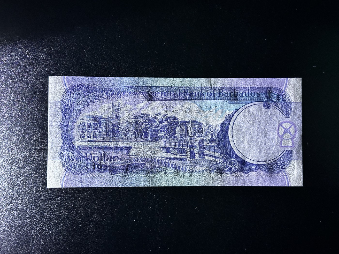 《外钞收藏家》第三百三十二期 加勒比四国专场（伯利兹/巴哈马/巴巴多斯/开曼） 巴巴多斯1995年2元（P46），俗称刘德华 全新UNC