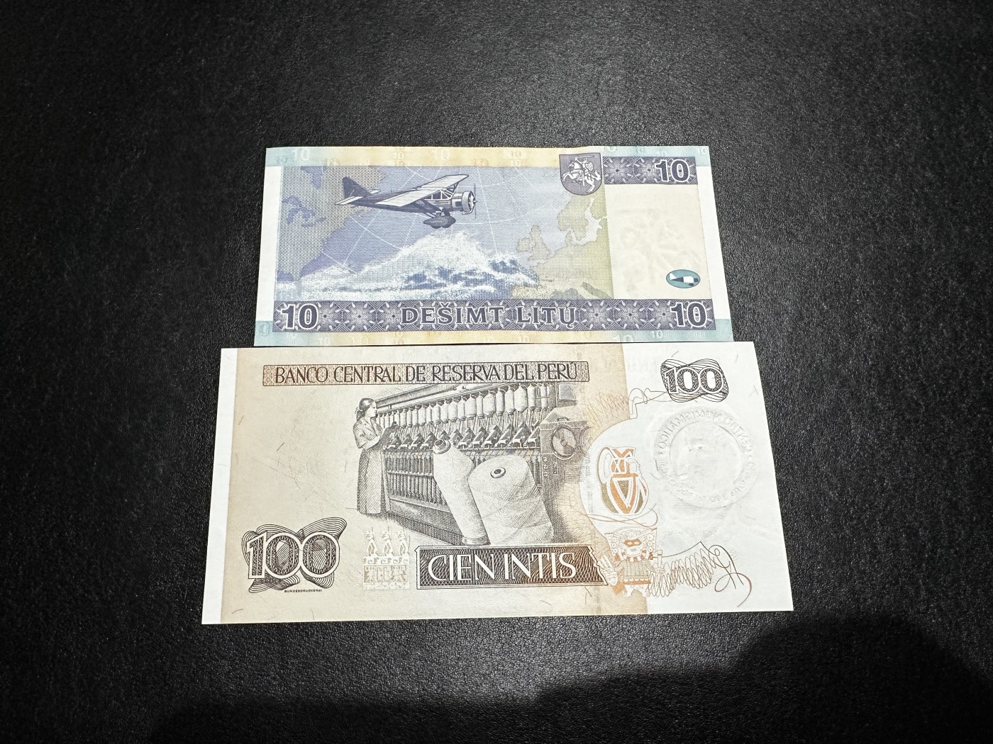 《外钞收藏家》第三百三十一期 2007年立陶宛10 千位号+秘鲁100加盖宣传章 稀少 全新