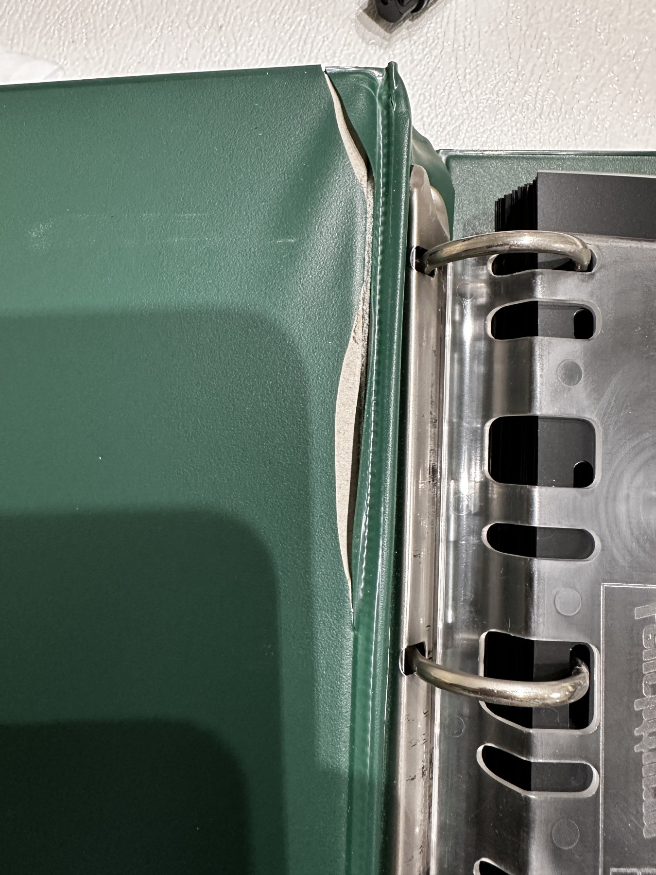 《外钞收藏家》第三百三十二期 加勒比四国专场（伯利兹/巴哈马/巴巴多斯/开曼） 德国绿色灯塔收藏册1本，带2格+3格+黑色分隔页（1页+26页+28页），二手