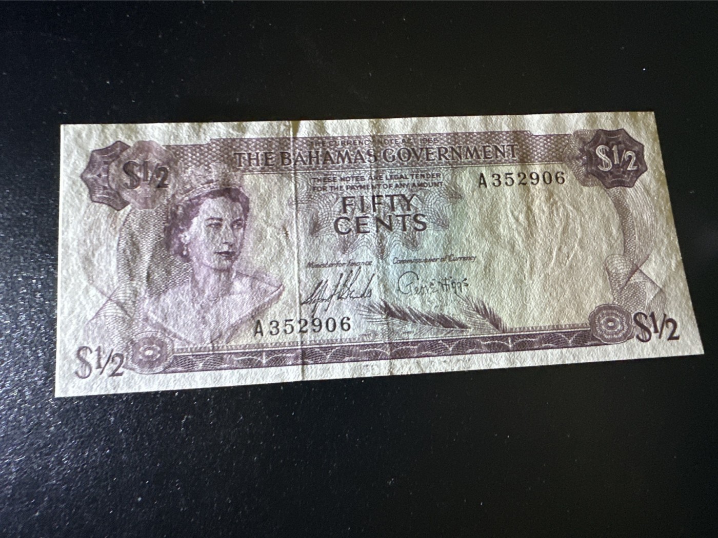 《外钞收藏家》第三百三十二期 加勒比四国专场（伯利兹/巴哈马/巴巴多斯/开曼） 巴哈马1965年1/2元，双签（P17） AU品相