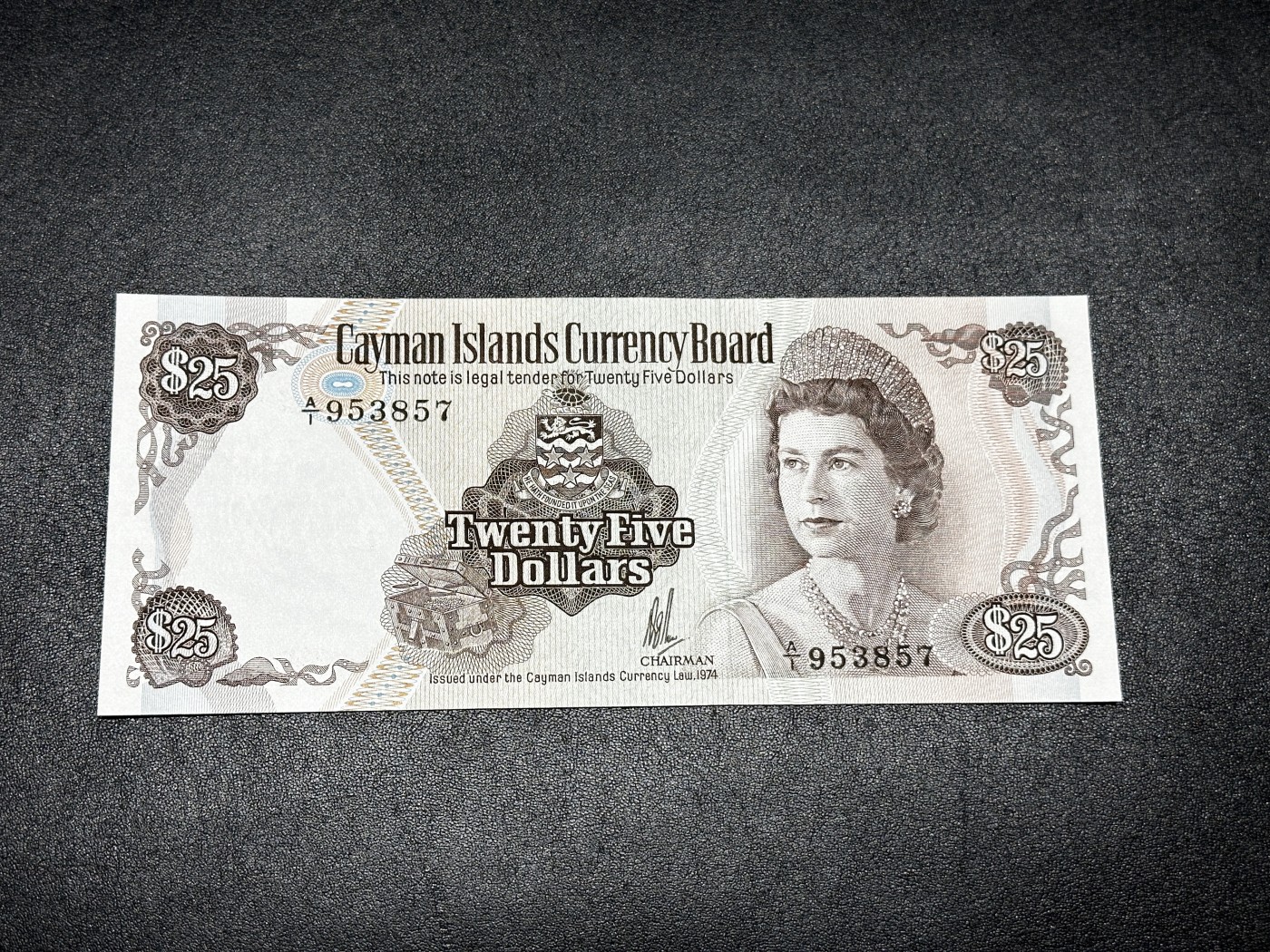 《外钞收藏家》第三百三十二期 加勒比四国专场（伯利兹/巴哈马/巴巴多斯/开曼） 开曼群岛1974年25元（P8） 全新UNC