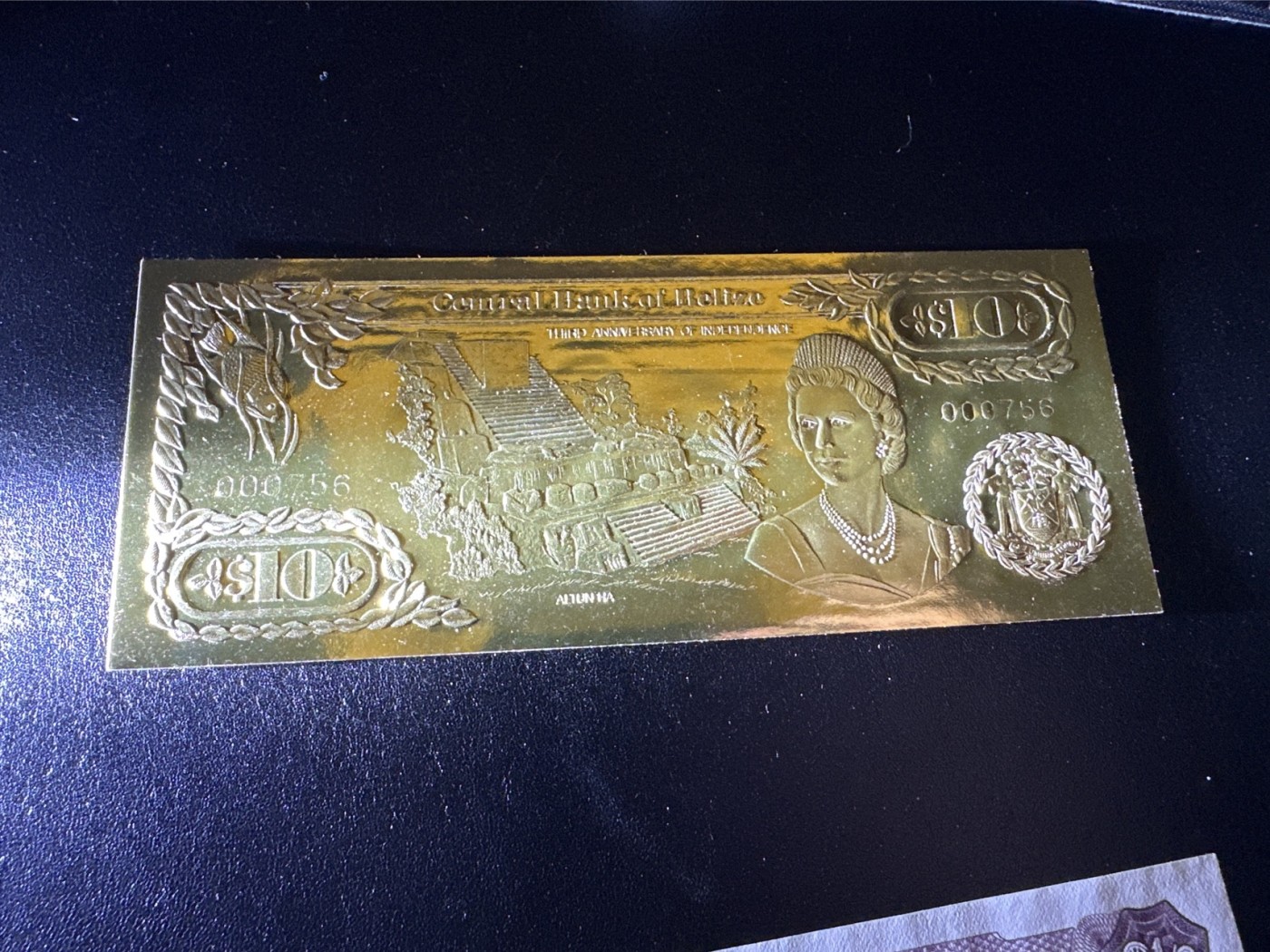 《外钞收藏家》第三百三十二期 加勒比四国专场（伯利兹/巴哈马/巴巴多斯/开曼） 伯利兹1984年发行10元金箔收藏系列钞，756号券 全新UNC