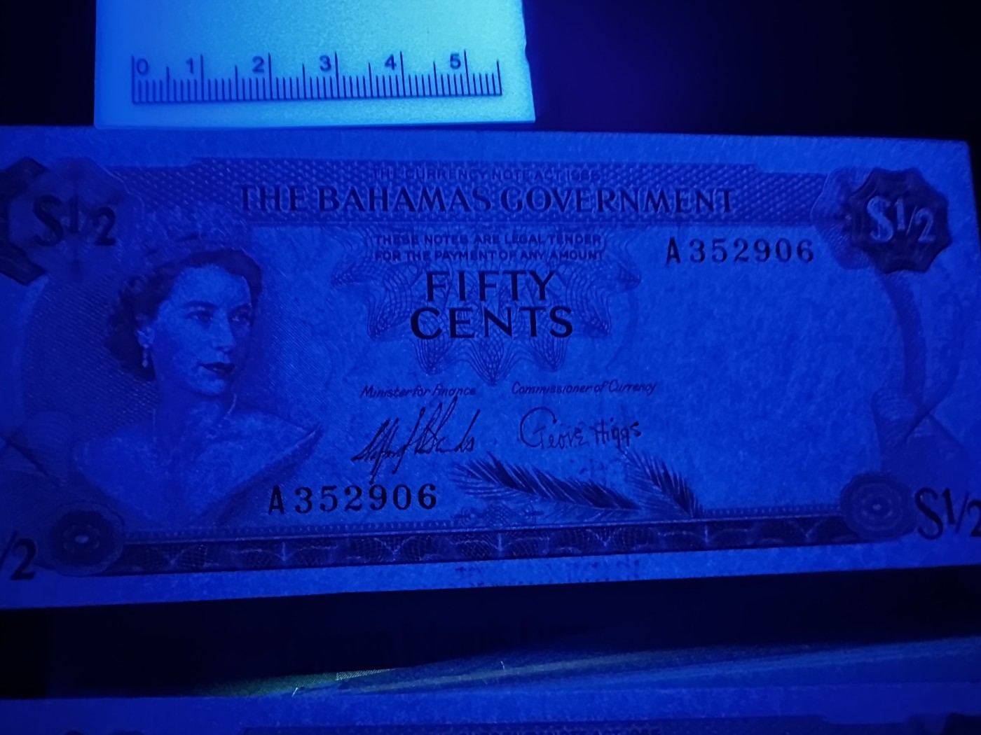 《外钞收藏家》第三百三十二期 加勒比四国专场（伯利兹/巴哈马/巴巴多斯/开曼） 巴哈马1965年1/2元，双签（P17） AU品相