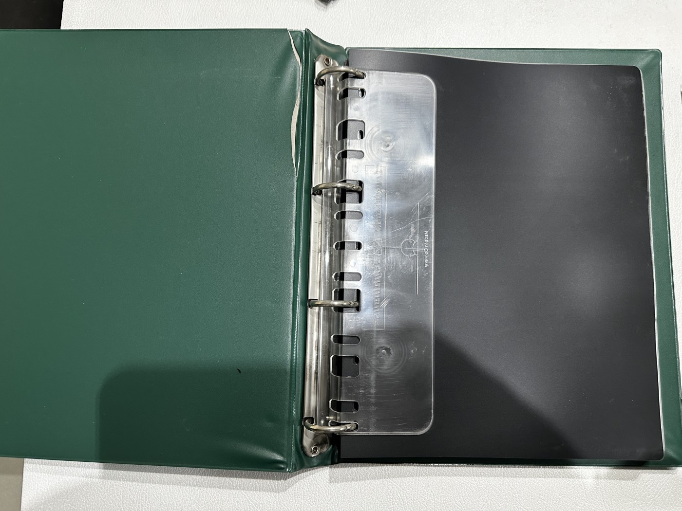 《外钞收藏家》第三百三十二期 加勒比四国专场（伯利兹/巴哈马/巴巴多斯/开曼） 德国绿色灯塔收藏册1本，带2格+3格+黑色分隔页（1页+26页+28页），二手