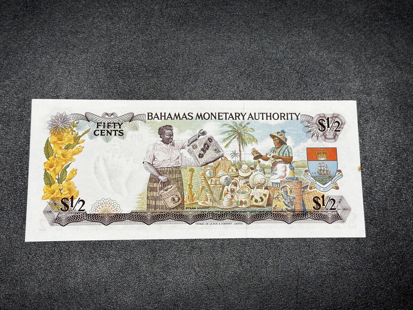 《外钞收藏家》第三百三十二期 加勒比四国专场（伯利兹/巴哈马/巴巴多斯/开曼） 巴哈马1968年1/2元（P26) UNC- 有一个黄斑