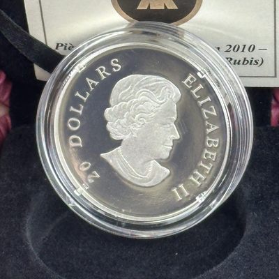 康怡轩钱币【图瓦卢+匈牙利+加拿大+白俄罗斯 纪念币专场】第251006期  2010年加拿大发行节日松塔镶水晶20加元精制纪念银币（宝石红）