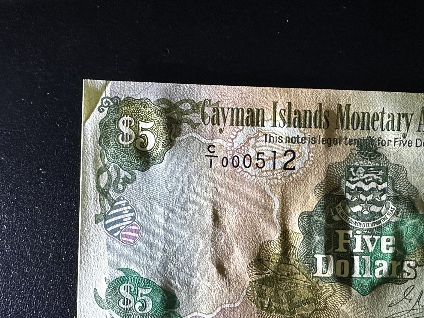 《外钞收藏家》第三百三十二期 加勒比四国专场（伯利兹/巴哈马/巴巴多斯/开曼） 开曼群岛1998年5元（P22）UNC- 有一个角折了