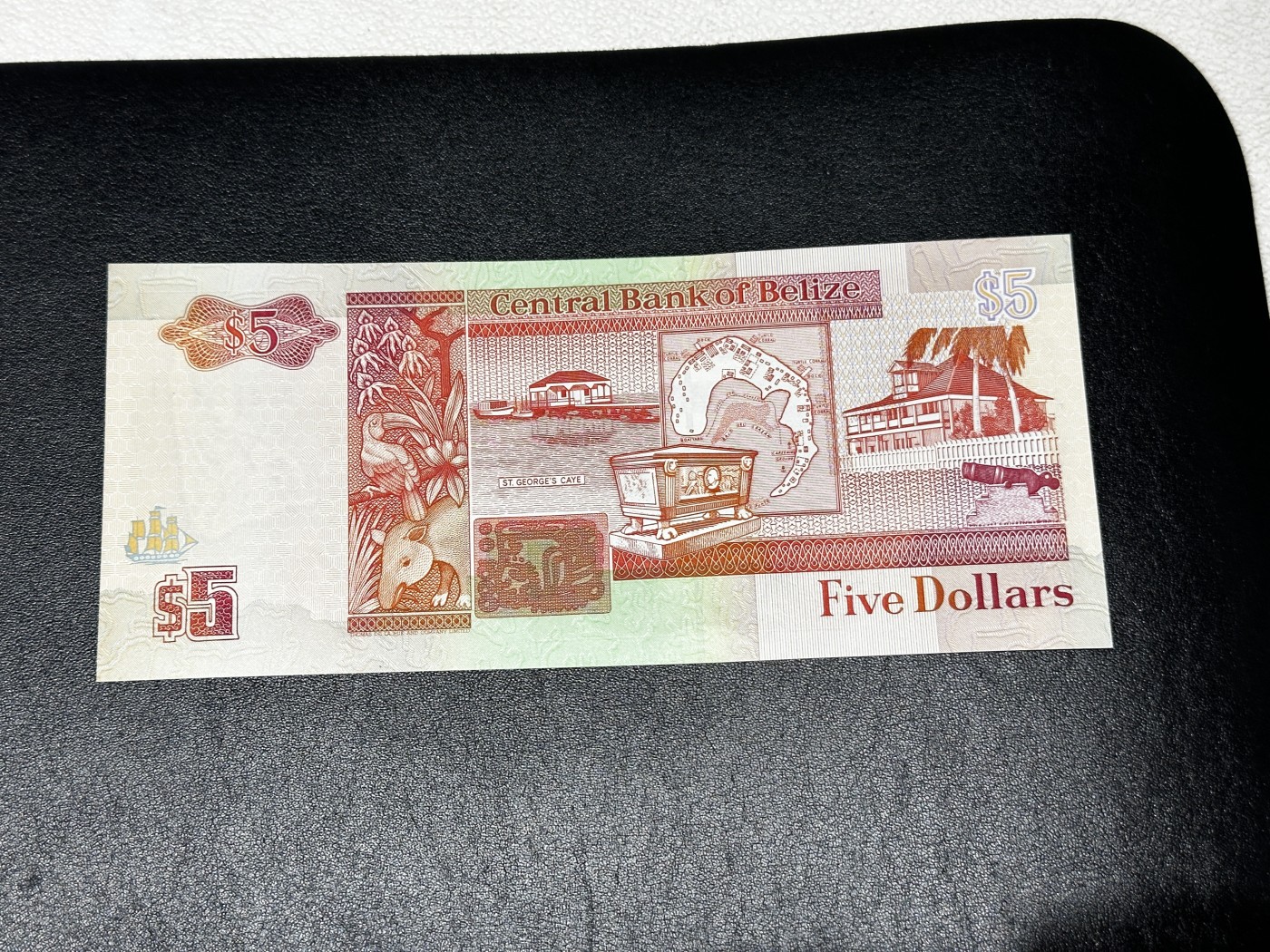 《外钞收藏家》第三百三十二期 加勒比四国专场（伯利兹/巴哈马/巴巴多斯/开曼） 伯利兹1996年5元（P58） 全新UNC