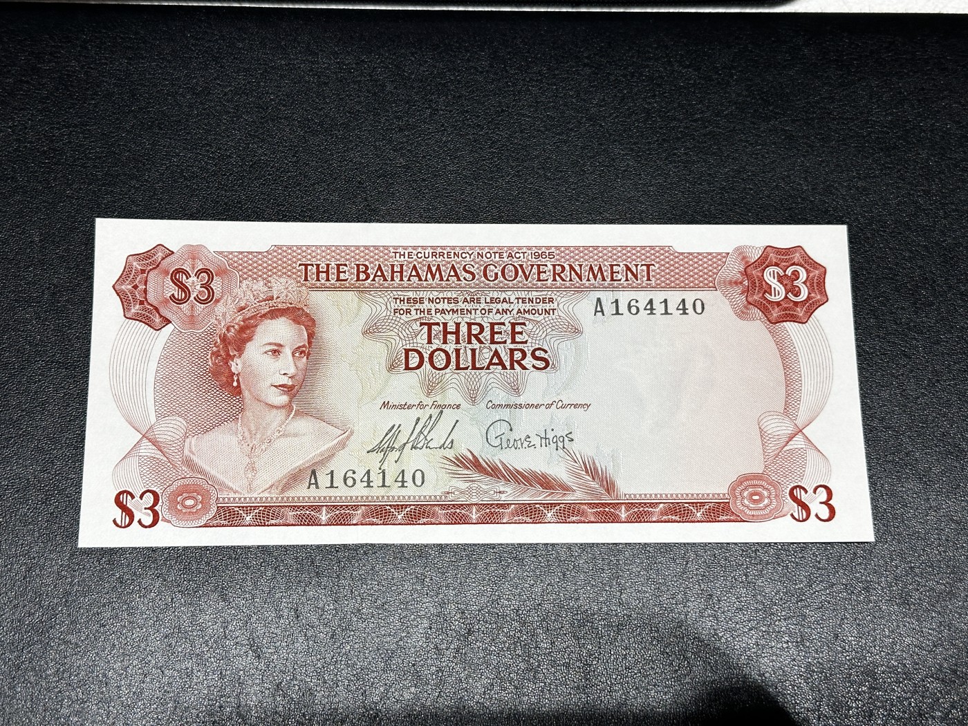 《外钞收藏家》第三百三十二期 加勒比四国专场（伯利兹/巴哈马/巴巴多斯/开曼） 巴哈马1965年3元，双签（P19） 全新UNC