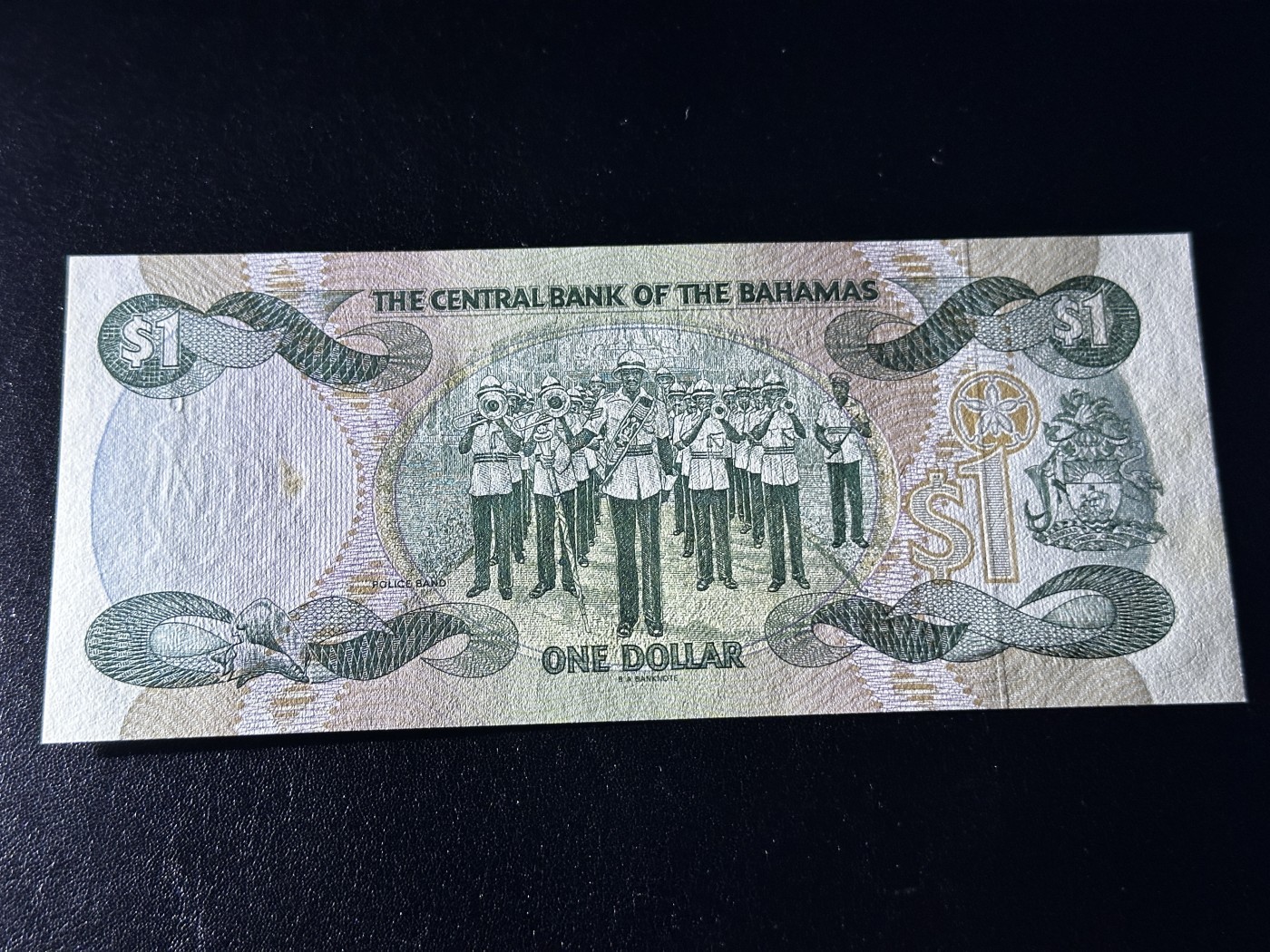 《外钞收藏家》第三百三十二期 加勒比四国专场（伯利兹/巴哈马/巴巴多斯/开曼） 巴哈马1992年1元（P51）有潮版和黄斑