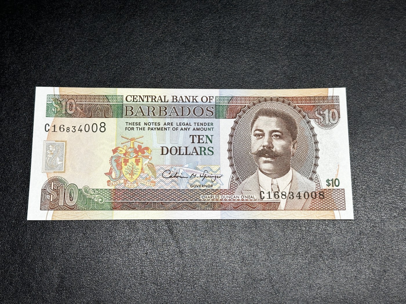 《外钞收藏家》第三百三十二期 加勒比四国专场（伯利兹/巴哈马/巴巴多斯/开曼） 巴巴多斯1995年10元（P48） 全新UNC