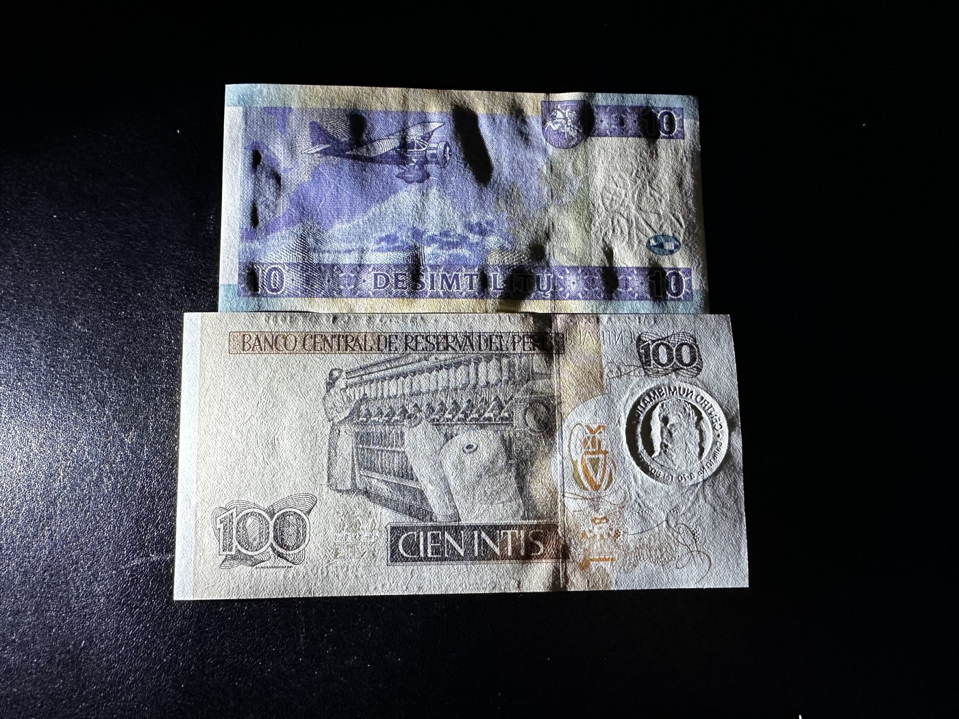 《外钞收藏家》第三百三十一期 香港和和澳门小面额4张一起 有两个A冠 全新 鸡蛋里挑骨头有一张边轻微英光反应