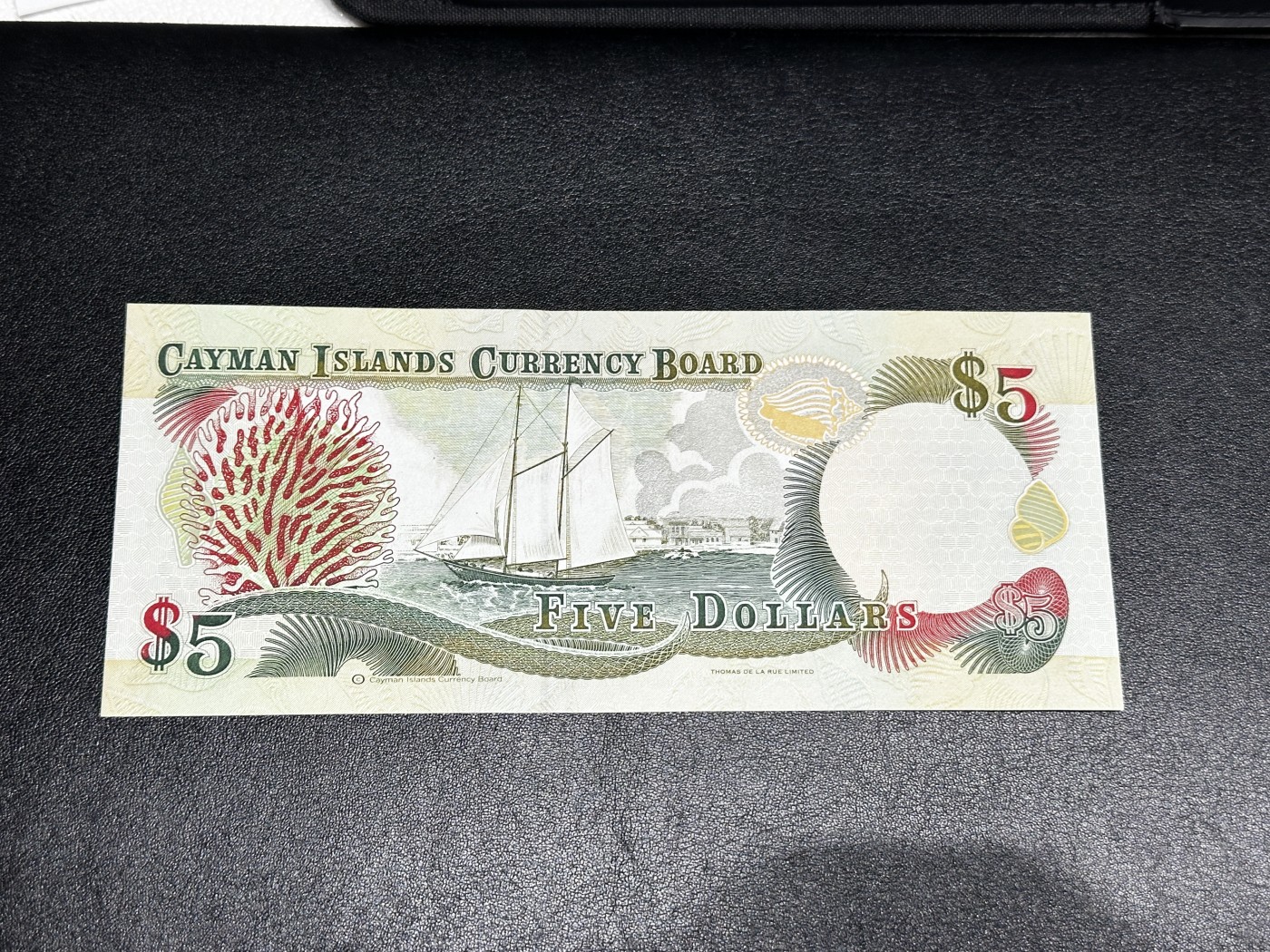 《外钞收藏家》第三百三十二期 加勒比四国专场（伯利兹/巴哈马/巴巴多斯/开曼） 开曼群岛1996年5元（P17） 全新UNC