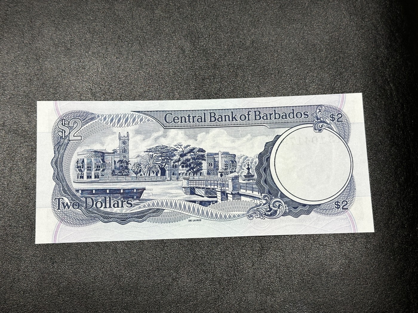 《外钞收藏家》第三百三十二期 加勒比四国专场（伯利兹/巴哈马/巴巴多斯/开曼） 巴巴多斯1993年2元（P42），俗称刘德华 全新UNC