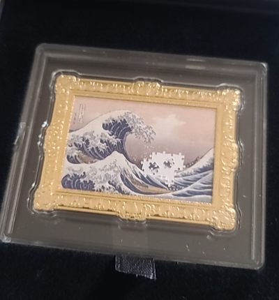 【币将精彩】世界钱币拍卖（2025-7-23） - 纽埃2021年世界名画拼图艺术神奈川冲浪里彩色纪念币带证书包装背面塑盒有磨损币全品