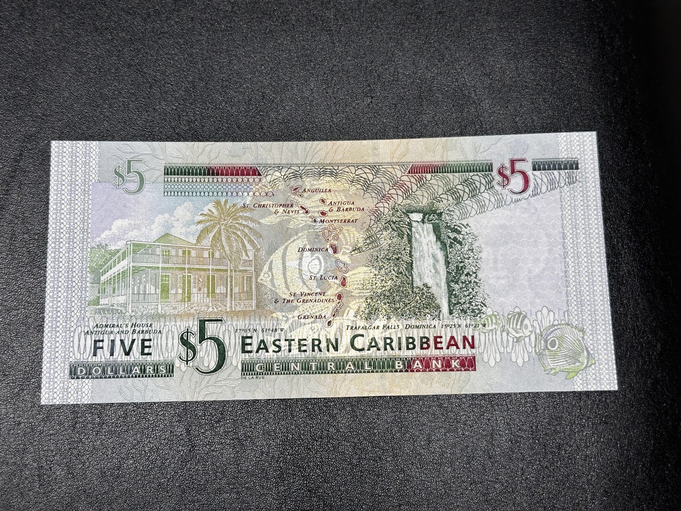 《外钞收藏家》第三百三十二期 加勒比四国专场（伯利兹/巴哈马/巴巴多斯/开曼） 东加勒比2003年银标5元，后缀A（安提瓜） 全新UNC