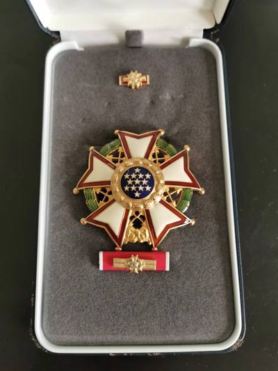 老王徽章拍卖第二十三期 - 美国总司令级功绩军团勋章   原盒带略章和珐琅略，美国功绩军团勋章设立于1942年，总司令级目前为止共授予75人，二战期间该级别主要授予盟军各战区主要军事领导人蒋介石、戴安澜，英国英王乔治六世、蒙哥马利将军，苏联罗科索夫斯基、华西列夫斯基等均获得了该章，日本前首相安倍晋三于2020年底由特朗普授勋获得，最近一位该章的获得者为摩洛哥国王默罕默德六世